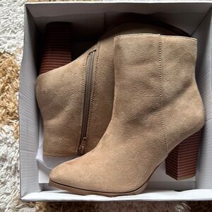 NIB size 7 Dream Pairs Tan Suede Ankle Boots